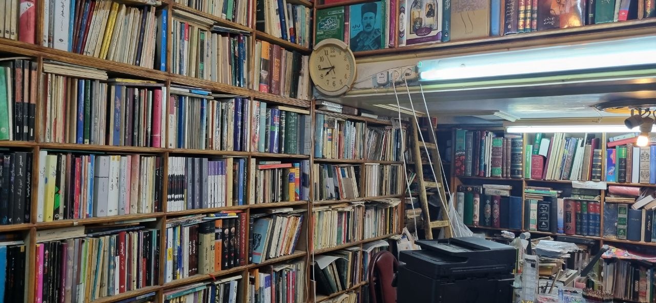 نیم نگاهی به ناصر خسروی کتاب در هگمتانه/ کتابفروشی به قدمت ۳ نسل