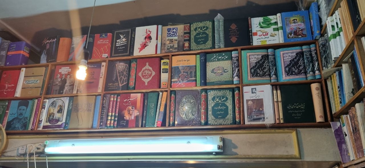 نیم نگاهی به ناصر خسروی کتاب در هگمتانه/ کتابفروشی به قدمت ۳ نسل