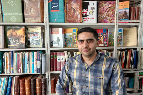 کتابفروشی «دانشجو»؛ پاتوق کنکوریها/ بیگانگی نسل جدید با کتب غیردرسی