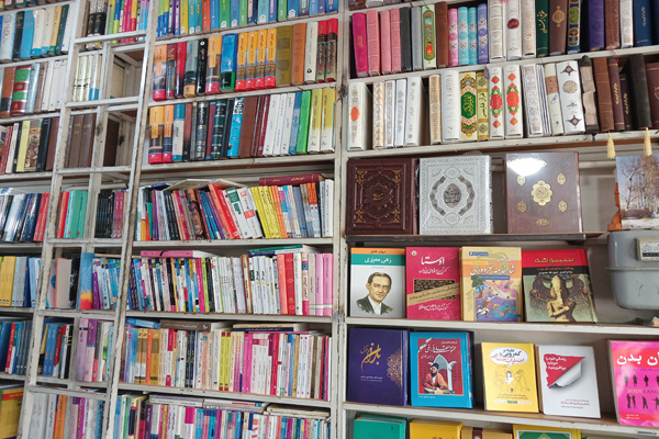 کتابفروشی «دانشجو»؛ پاتوق کنکوریها/ بیگانگی نسل جدید با کتب غیردرسی