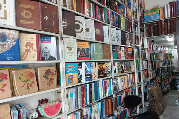 کتابفروشی «دانشجو»؛ پاتوق کنکوریها/ بیگانگی نسل جدید با کتب غیردرسی