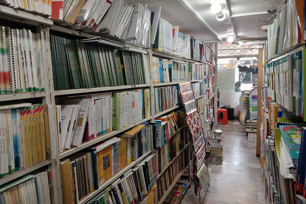 کتابفروشی «دانشجو»؛ پاتوق کنکوریها/ بیگانگی نسل جدید با کتب غیردرسی