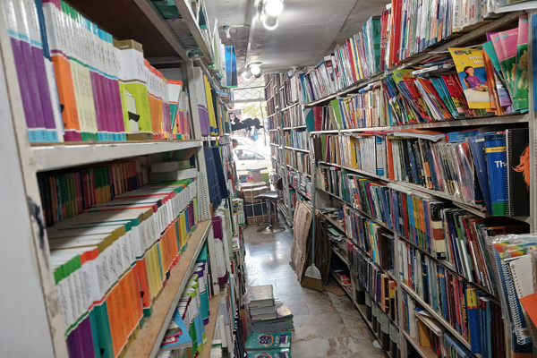 کتابفروشی «دانشجو»؛ پاتوق کنکوریها/ بیگانگی نسل جدید با کتب غیردرسی