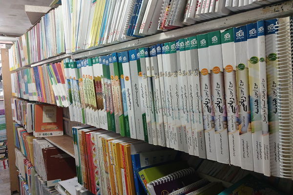 کتابفروشی «دانشجو»؛ پاتوق کنکوریها/ بیگانگی نسل جدید با کتب غیردرسی