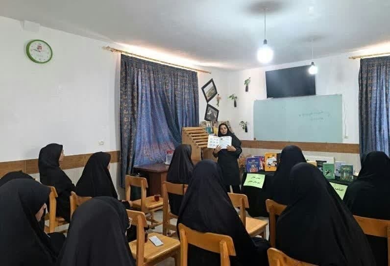 اهدای کتاب در چناران/ نشست ادبی در خوشاب