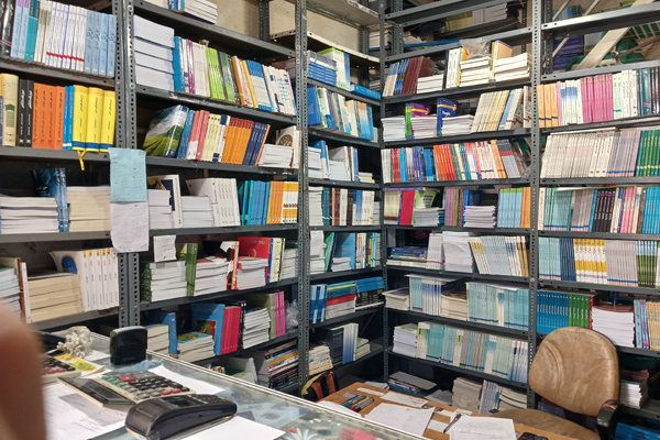 تمرکز کتابفروشی «علم و صنعت» بر فروش کتاب/ دوام کتابفروشیها در گرو طرحهای خلاقانه