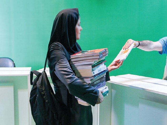 کتابفروشی در گرمای ۴۲ درجه/ فعالیت فرهنگی بانوی بیرجندی برای امرار معاش