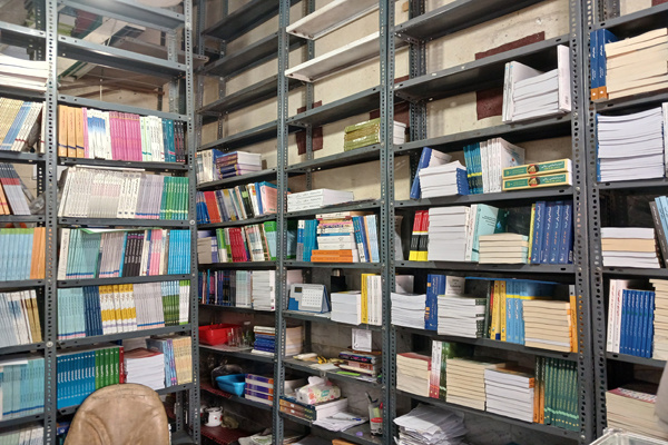 تمرکز کتابفروشی «علم و صنعت» بر فروش کتاب/ دوام کتابفروشیها در گرو طرحهای خلاقانه