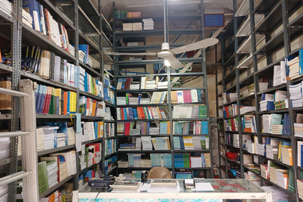 تمرکز کتابفروشی «علم و صنعت» بر فروش کتاب/ دوام کتابفروشیها در گرو طرحهای خلاقانه