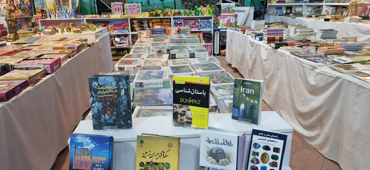 گنجینه مفاخر در دهکده گنجنامه/ کتابخوانی در پای الوند