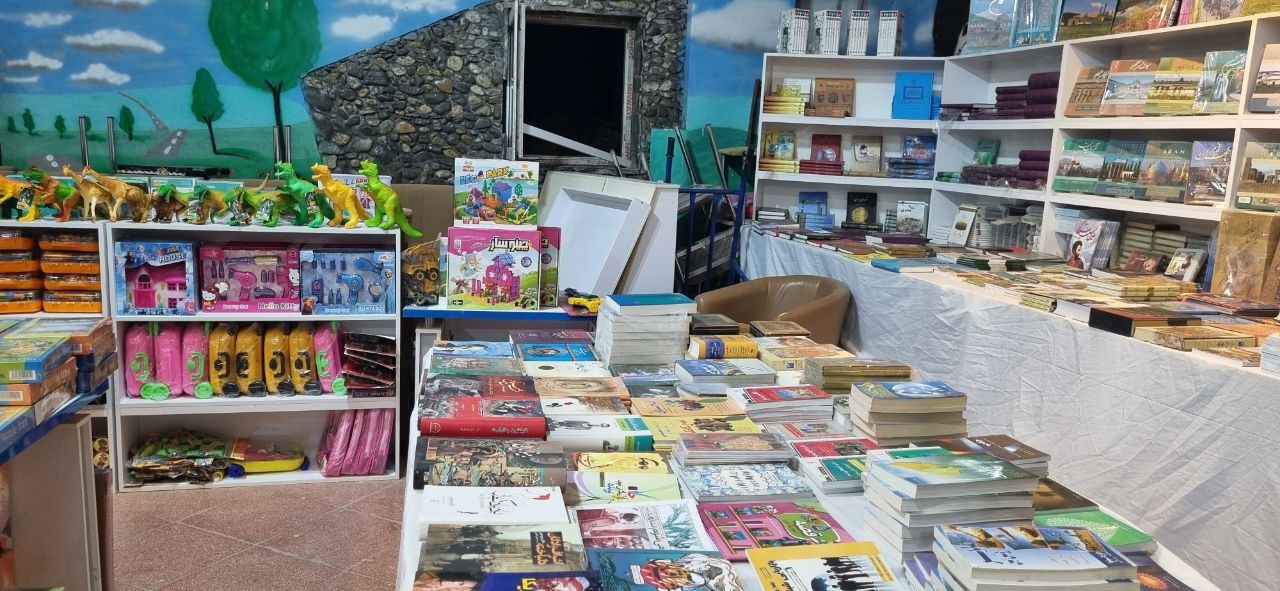 گنجینه مفاخر در دهکده گنجنامه/ کتابخوانی در پای الوند