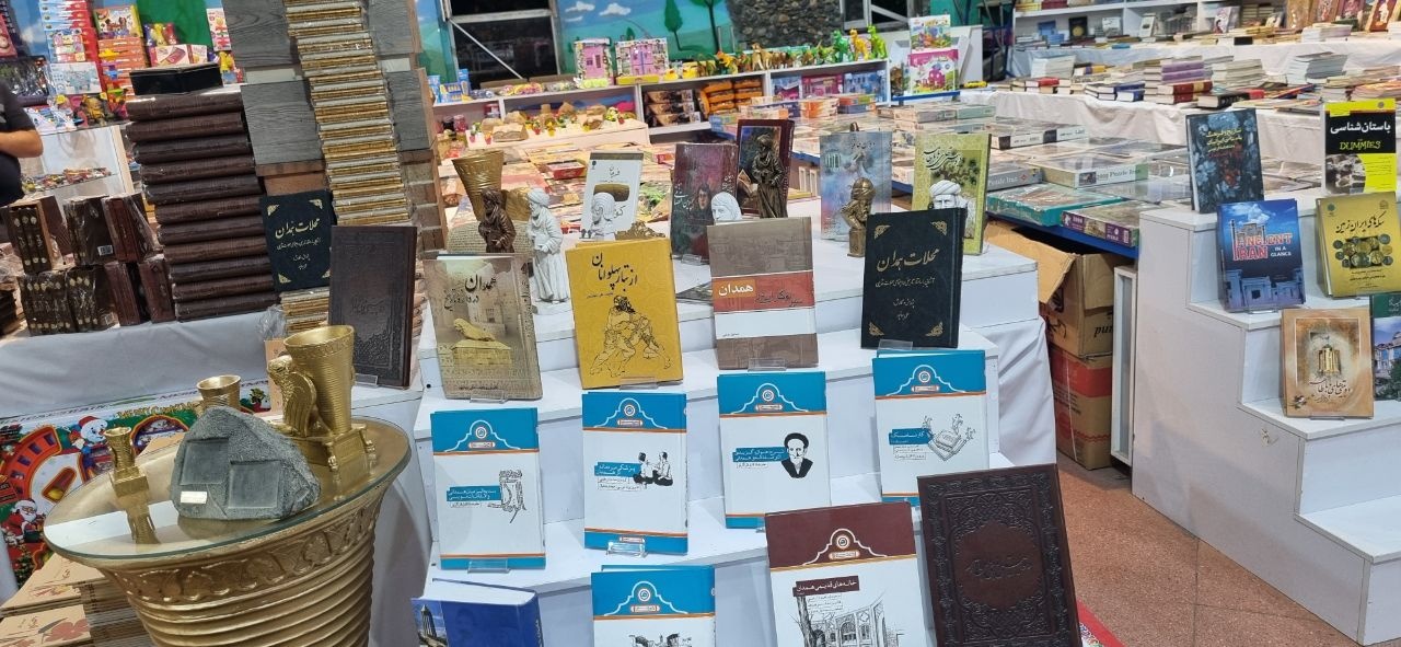 گنجینه مفاخر در دهکده گنجنامه/ کتابخوانی در پای الوند