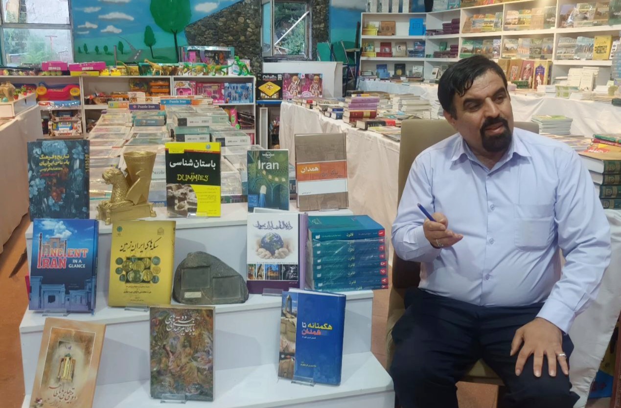 گنجینه مفاخر در دهکده گنجنامه/ کتابخوانی در پای الوند