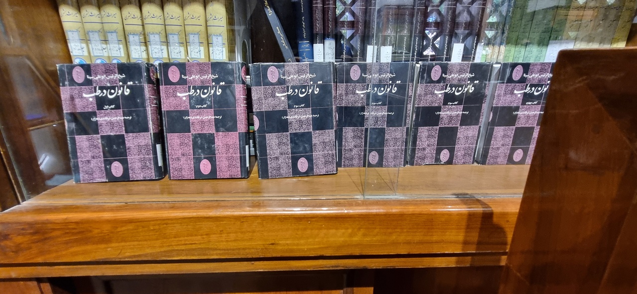 کتابخانه ابنسینا؛ از قرائتخانه تا کتابخانه/ روایت کتابهای مهجور دپو در کارتن موز!