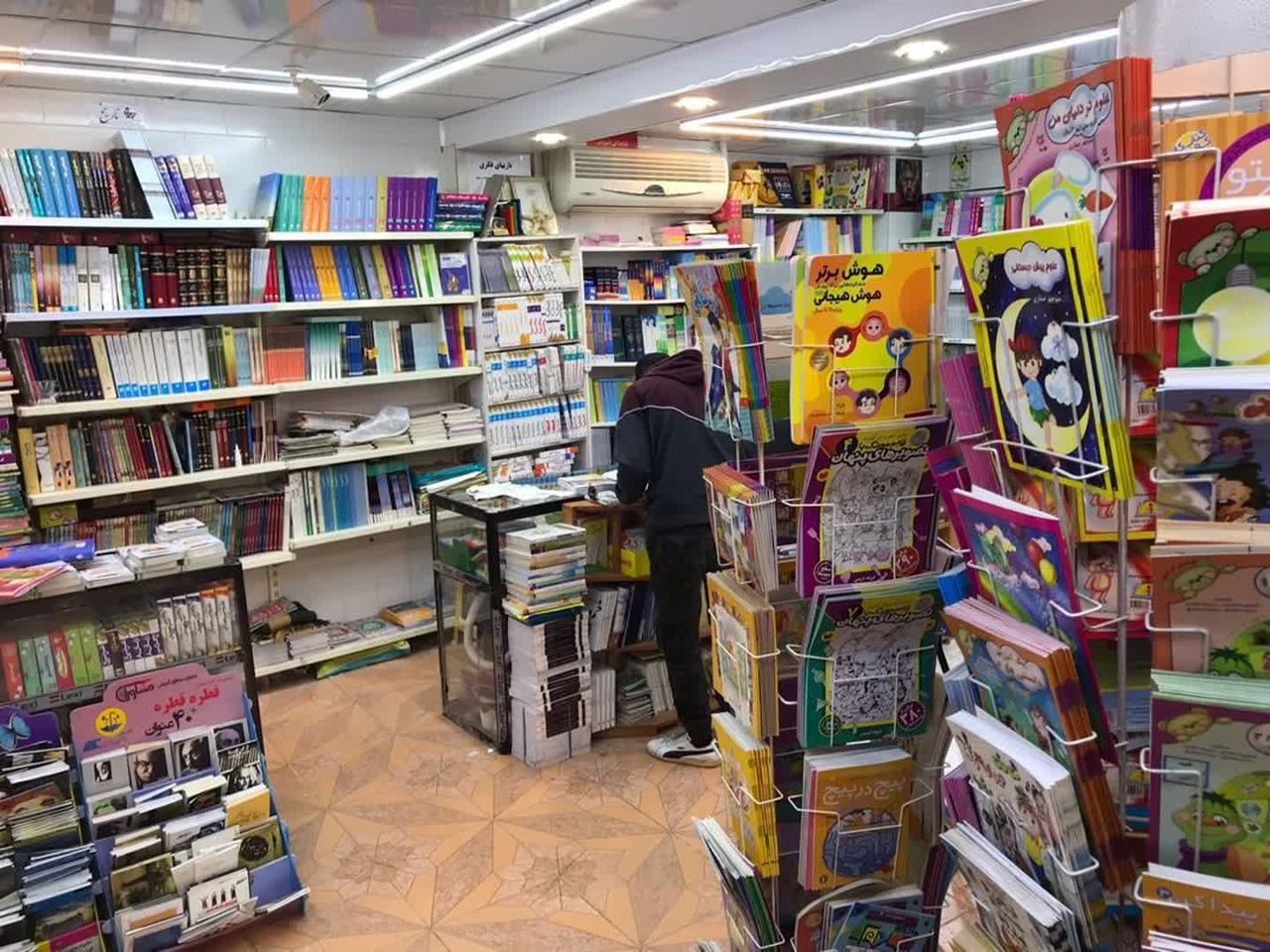 «کتابفروشی رشد»؛ مجری طرحهای فصلی کتاب شوشتر