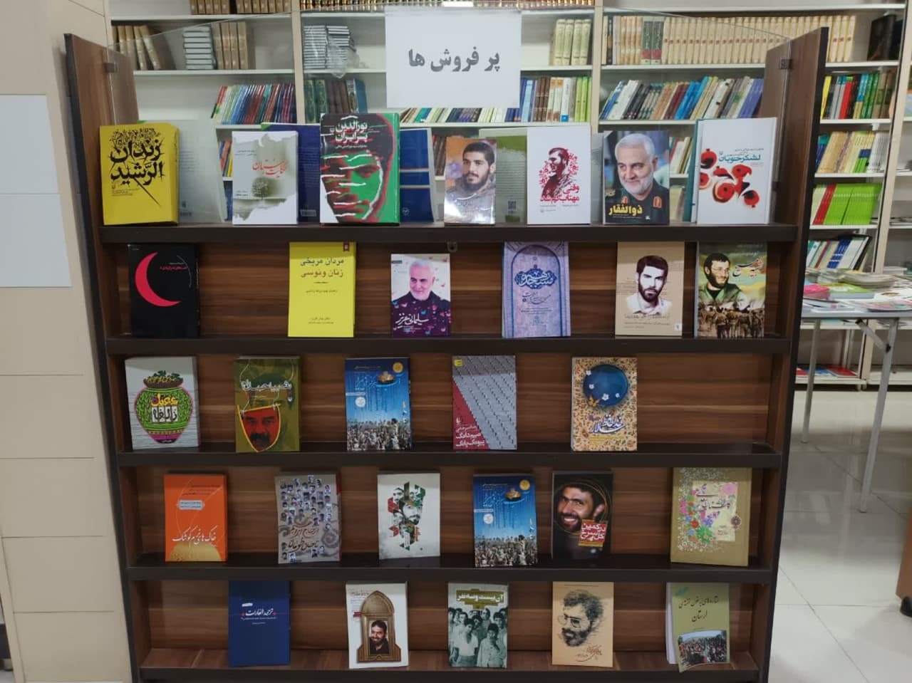 «ستارگان آسمان»؛ کتابفروشی که اتاق فکر میشود
