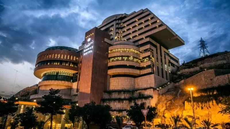 کدام هتل ها در نزدیکی باغ ارم شیراز قرار دارند؟