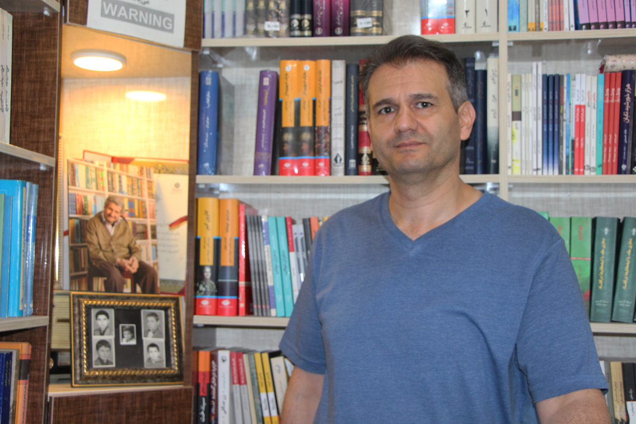 کتابفروشی «یاوریان»؛ میراث ماندگار پدر برای پسر/ اینجا کتاب و فرهنگ عرضه میشود