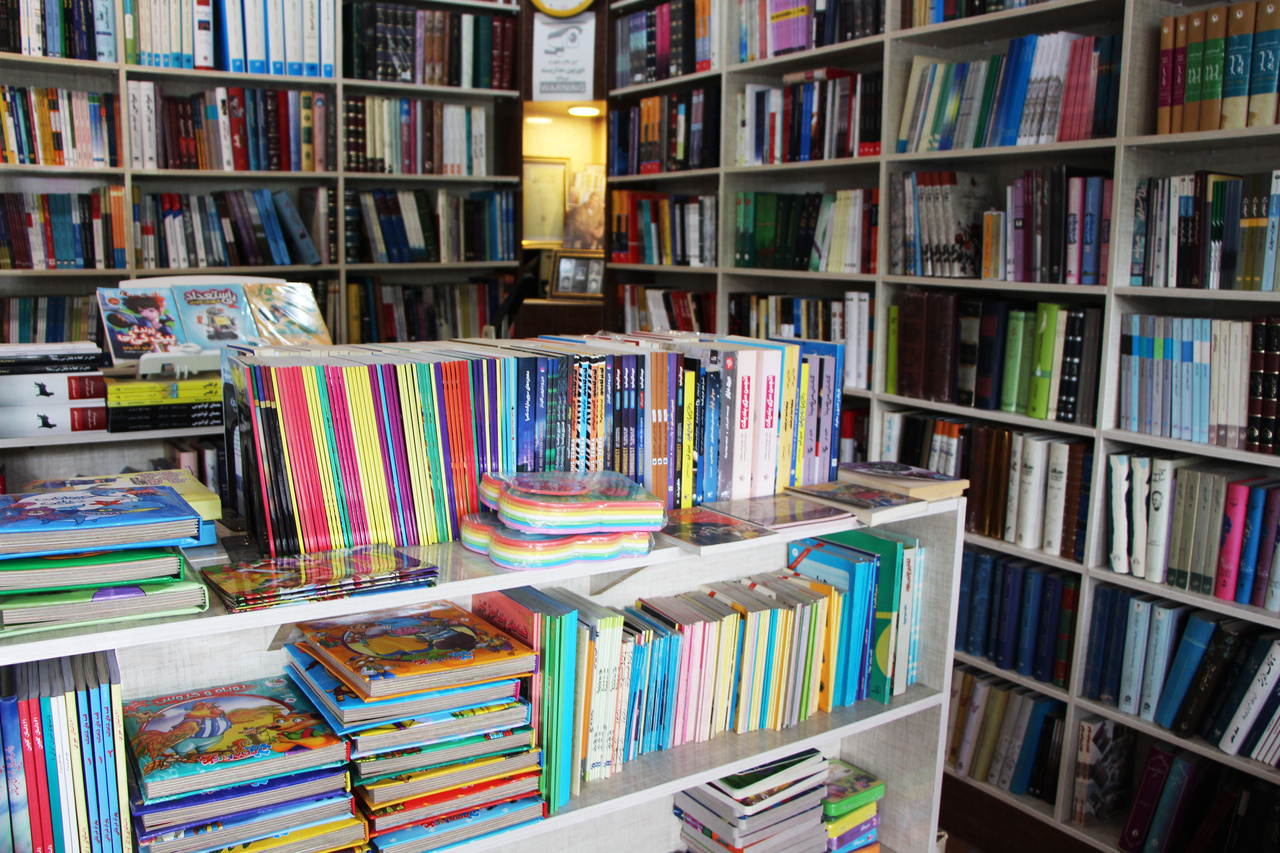 کتابفروشی «یاوریان»؛ میراث ماندگار پدر برای پسر/ اینجا کتاب و فرهنگ عرضه میشود