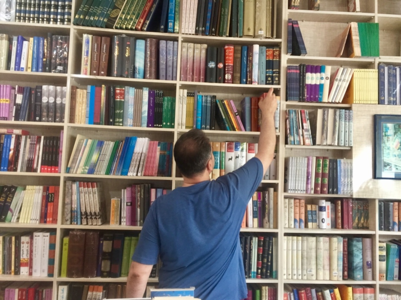 کتابفروشی «یاوریان»؛ میراث ماندگار پدر برای پسر/ اینجا کتاب و فرهنگ عرضه میشود