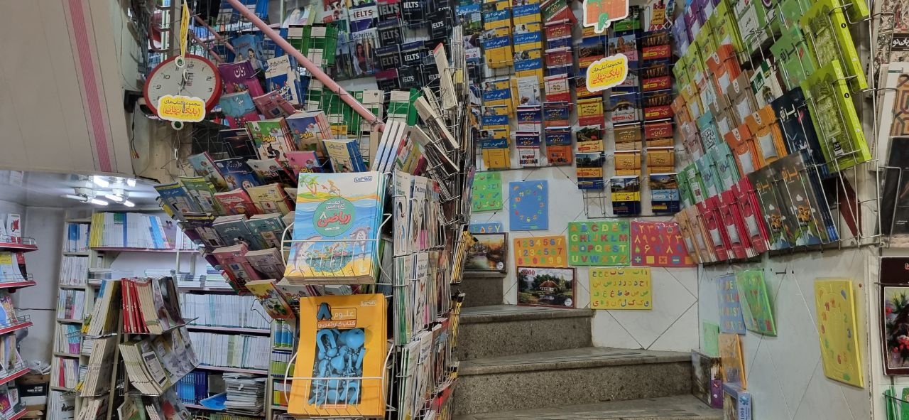 «جهان دانش»؛ کتابفروشی در قلب هگمتانه/ بازی با رنگ در دنیای کتابها