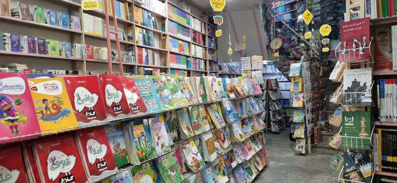 «جهان دانش»؛ کتابفروشی در قلب هگمتانه/ بازی با رنگ در دنیای کتابها