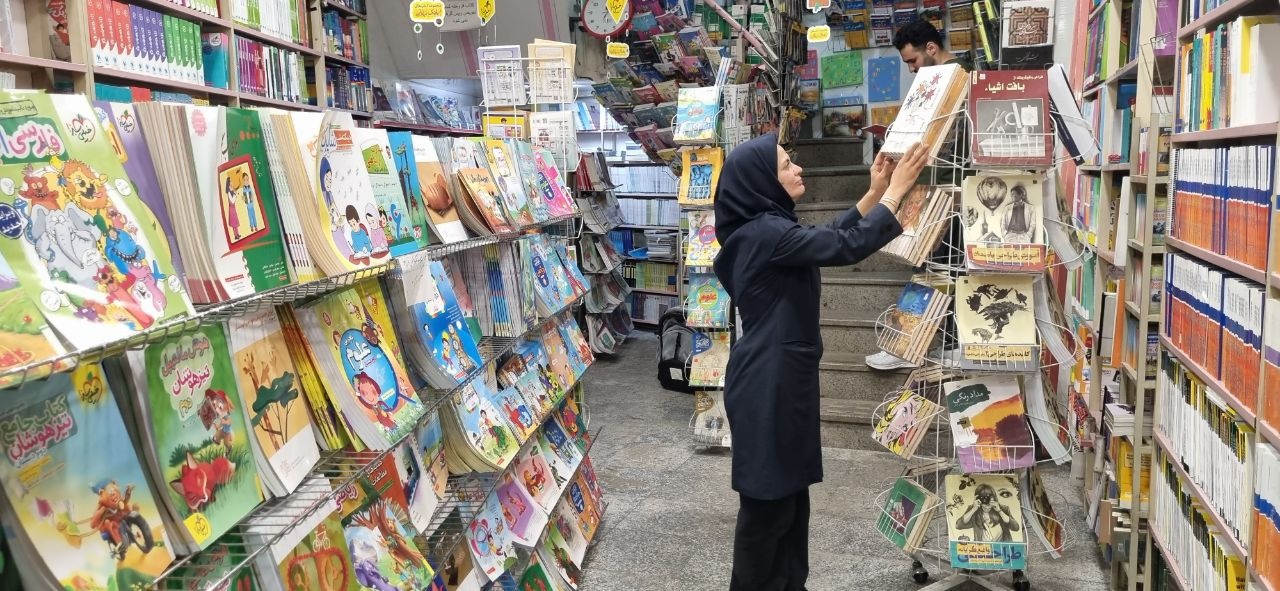 «جهان دانش»؛ کتابفروشی در قلب هگمتانه/ بازی با رنگ در دنیای کتابها