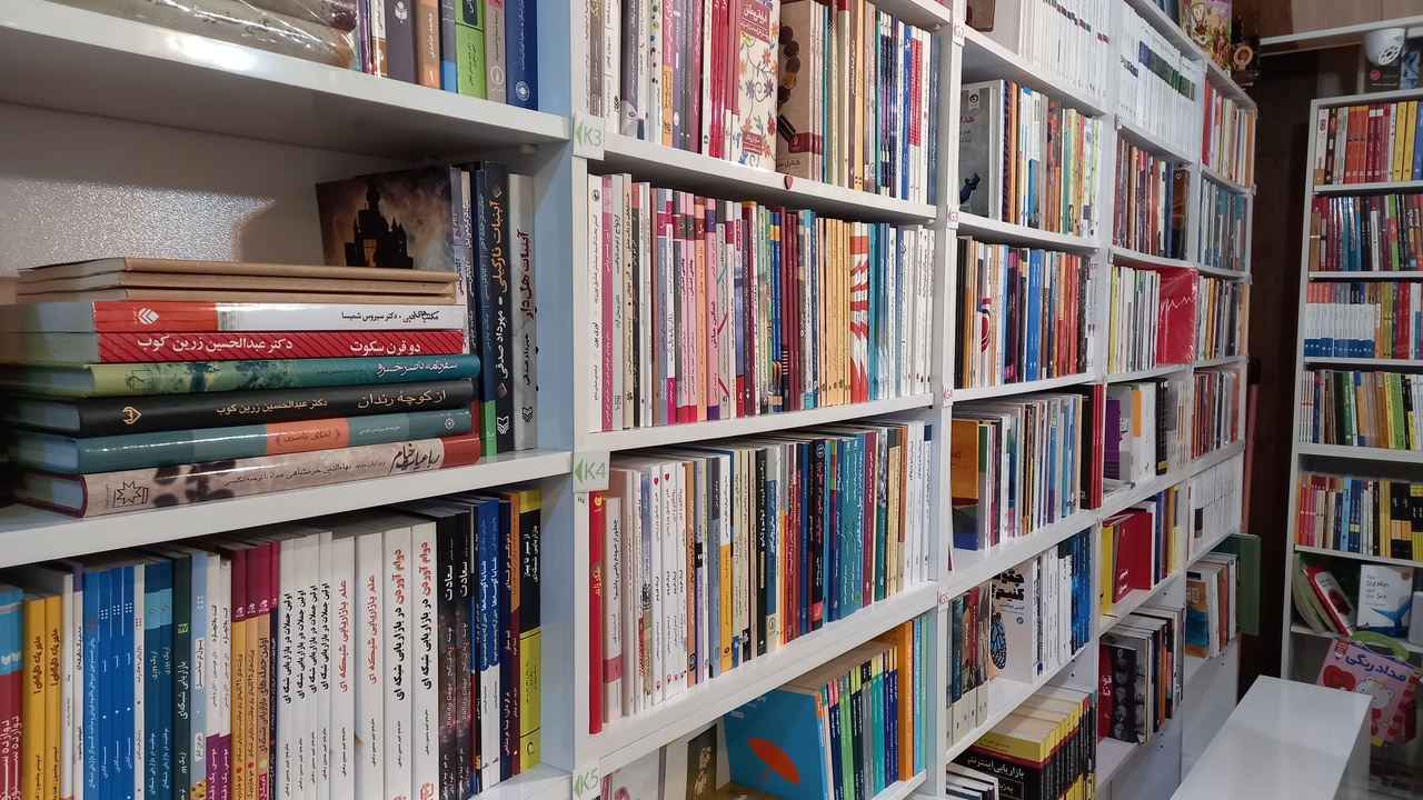معرفی یک دقیقهای کتابهای نخوانده در کتابفروشی «کتابزون» سنندج