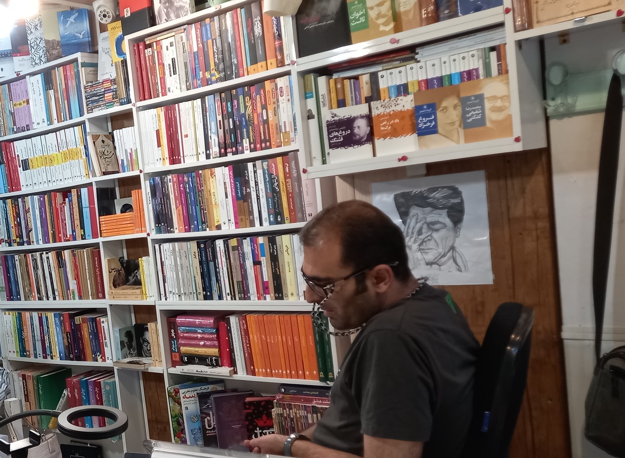 معرفی یک دقیقهای کتابهای نخوانده در کتابفروشی «کتابزون» سنندج
