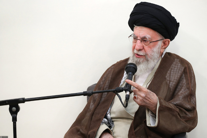 رهبر انقلاب: فرهنگ خودی را تحقیر کردن جنگ روانی دشمن است