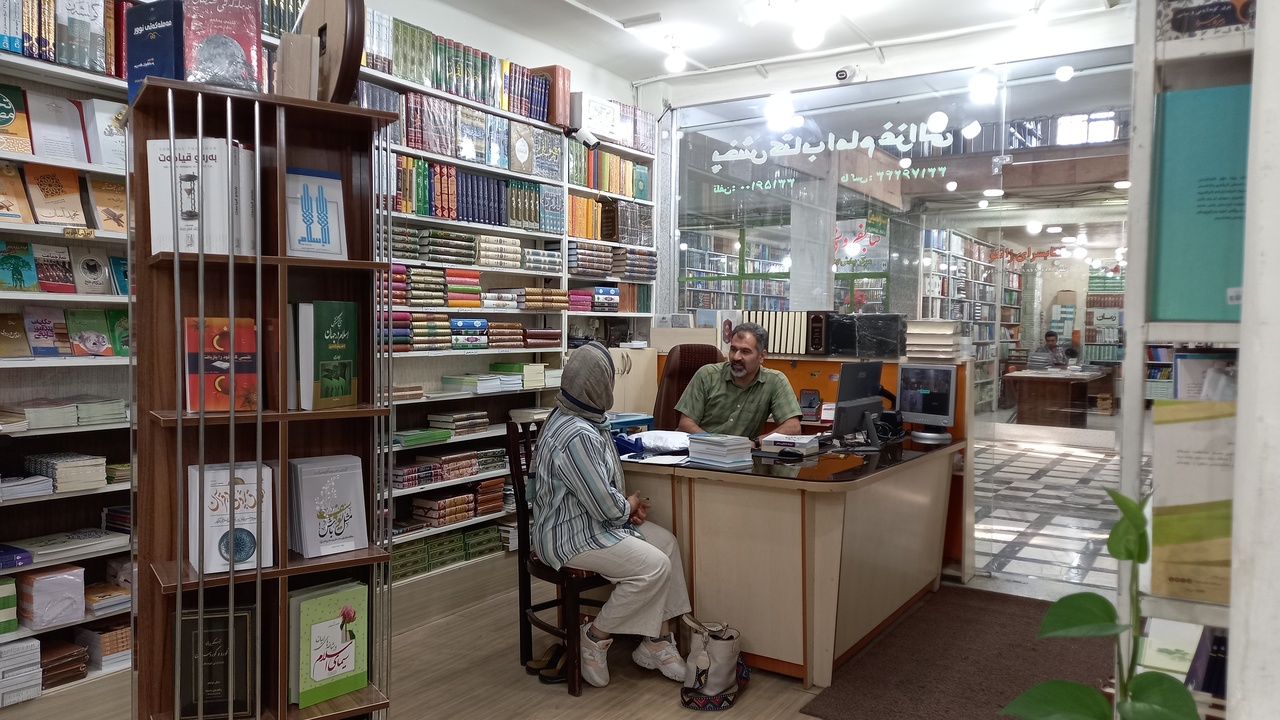 بازار کتاب ناجی کتابهای خاک خورده کتابفروشی «امام غزالی» سنندج