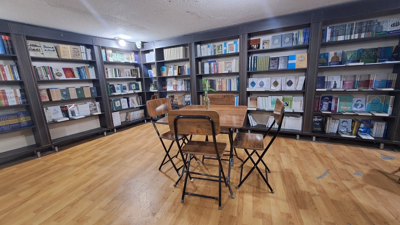 «پاتوق کتاب»؛ محفلی برای نسل جوان کرمانشاه/ دغدغههای یک کتابفروش