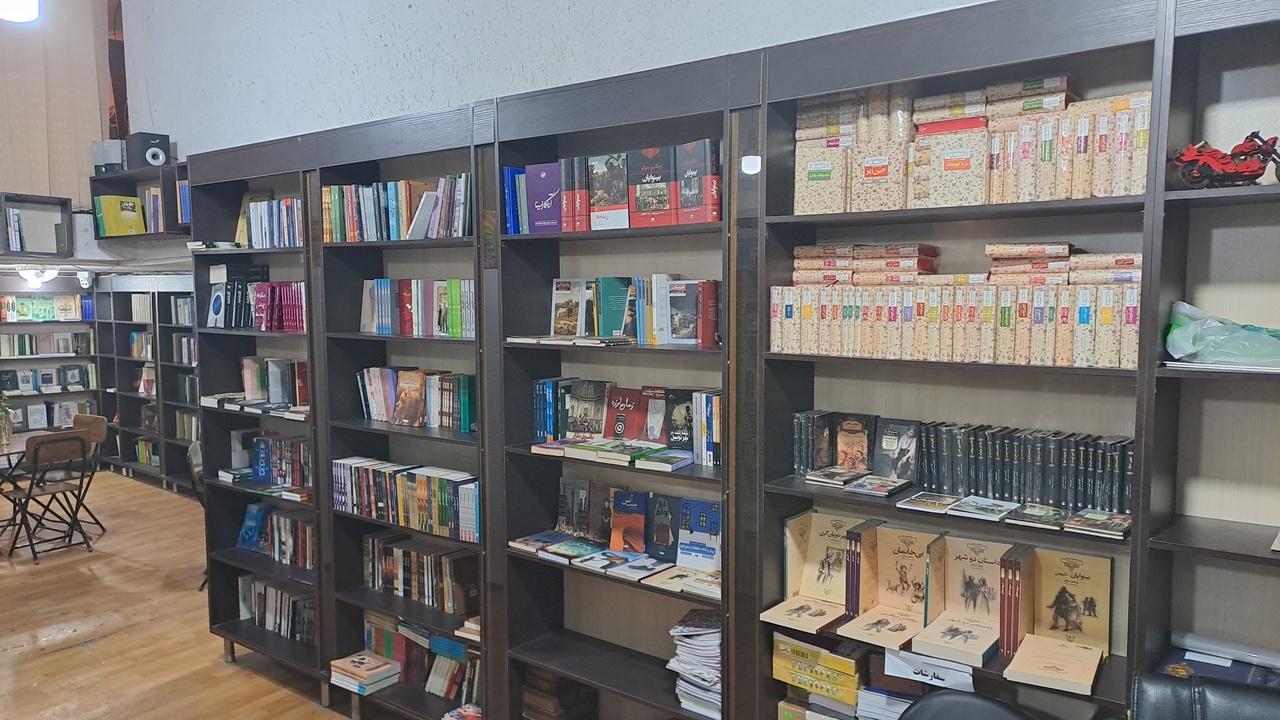 «پاتوق کتاب»؛ محفلی برای نسل جوان کرمانشاه/ دغدغههای یک کتابفروش