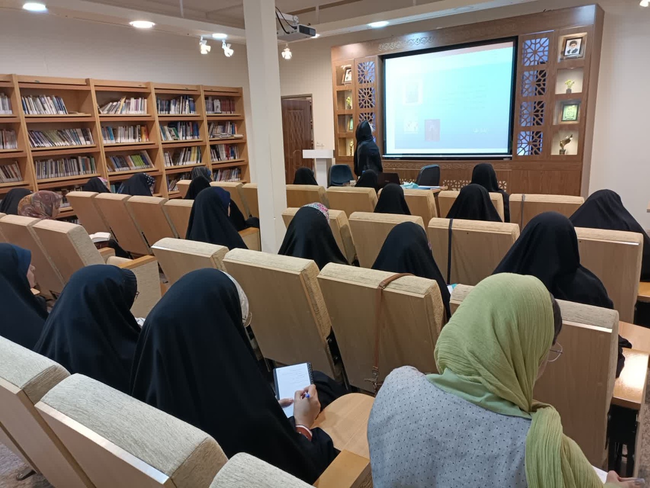 نشست داستان «زنگ پنجم» در کرمان برگزار شد/ بررسی تفاوتهای عناصر داستانی در رمان بزرگسال و نوجوان