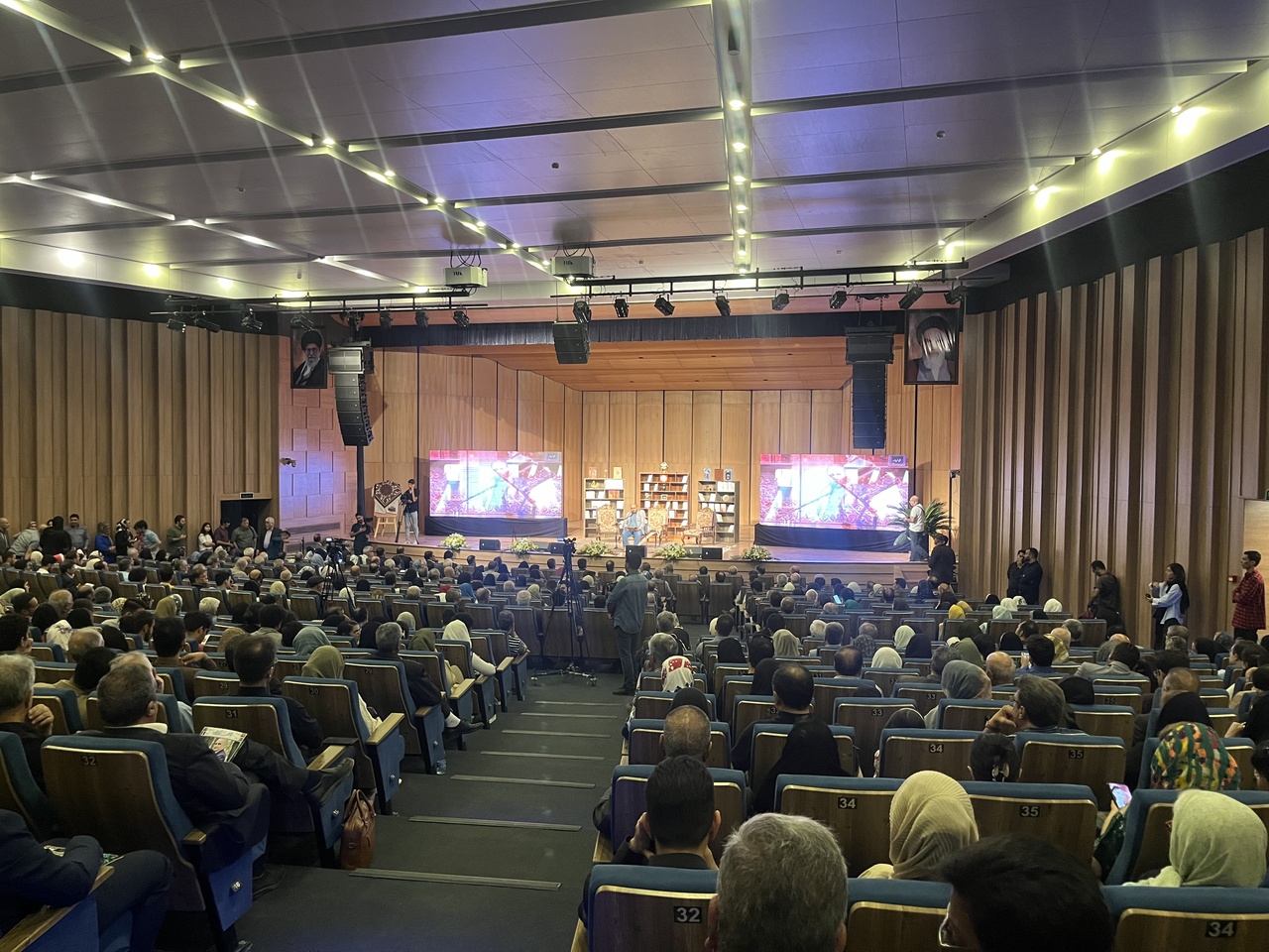 کتابهای «رواق زیرجد» رونمایی شد