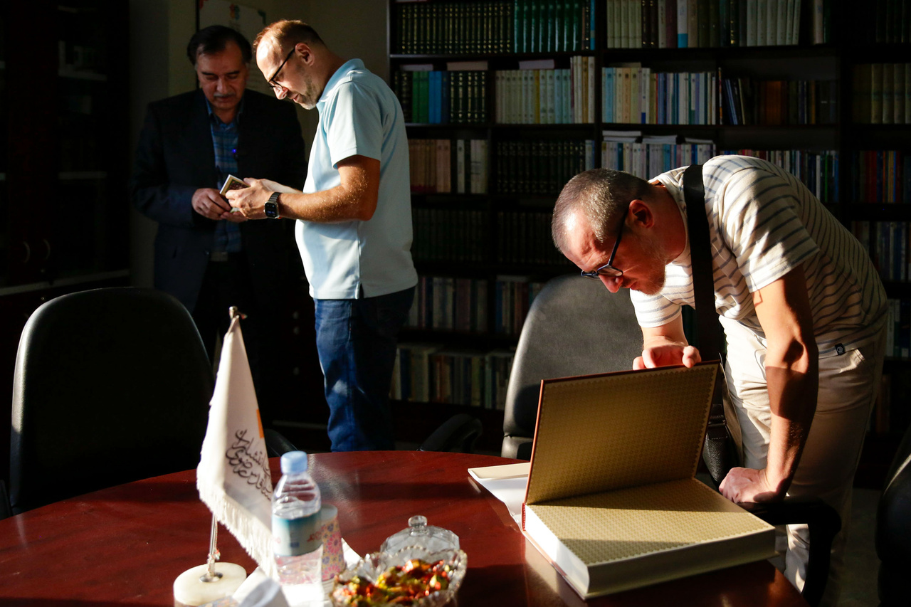 بازدید رئیس کتابخانه بوسنیوهرزگوین از کتابخانه رضوی + تصاویر