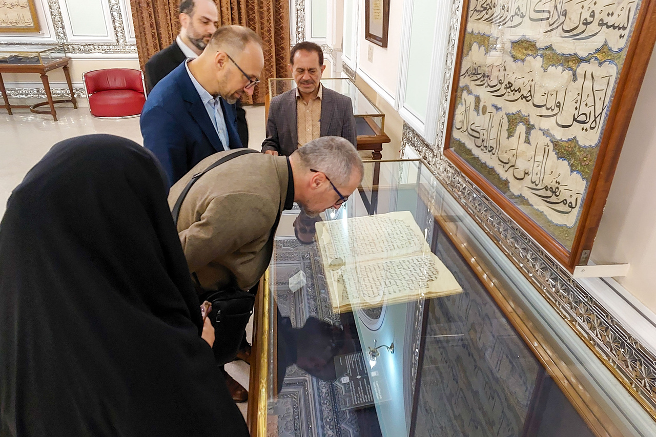 بازدید رئیس کتابخانه بوسنیوهرزگوین از کتابخانه رضوی + تصاویر