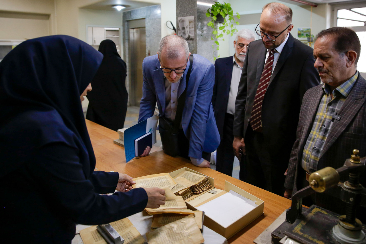 بازدید رئیس کتابخانه بوسنیوهرزگوین از کتابخانه رضوی + تصاویر