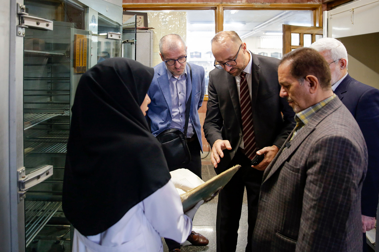 بازدید رئیس کتابخانه بوسنیوهرزگوین از کتابخانه رضوی + تصاویر