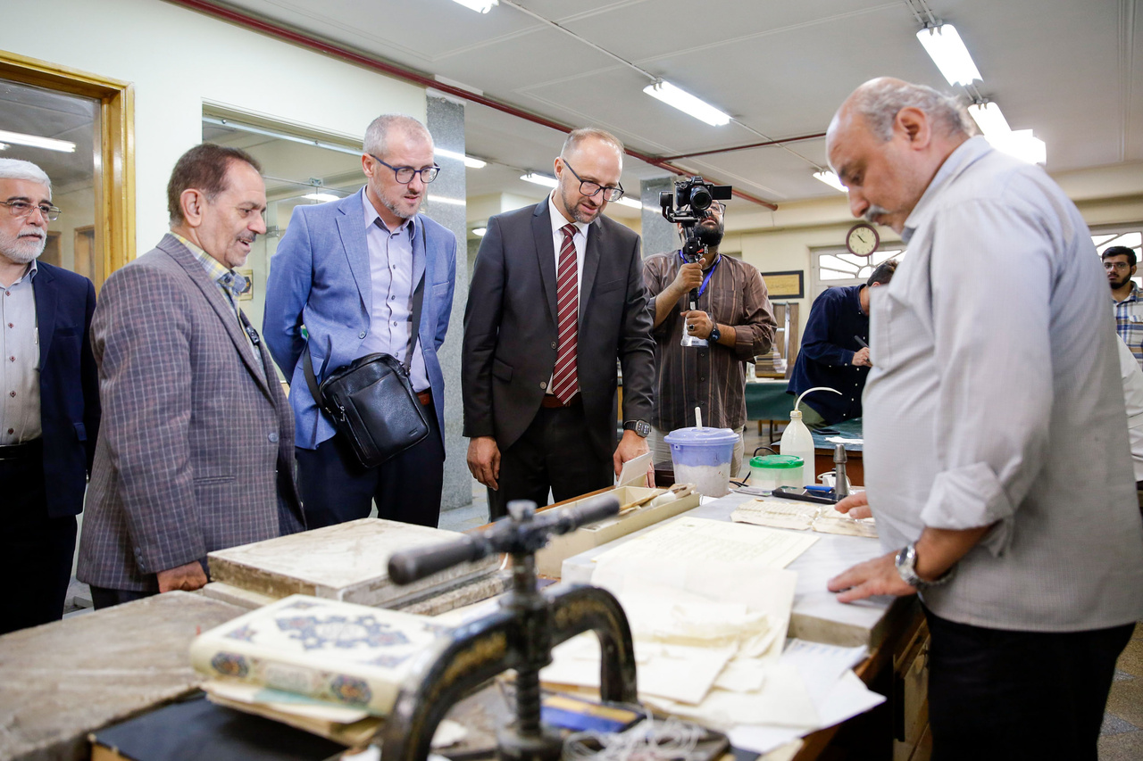 بازدید رئیس کتابخانه بوسنیوهرزگوین از کتابخانه رضوی + تصاویر