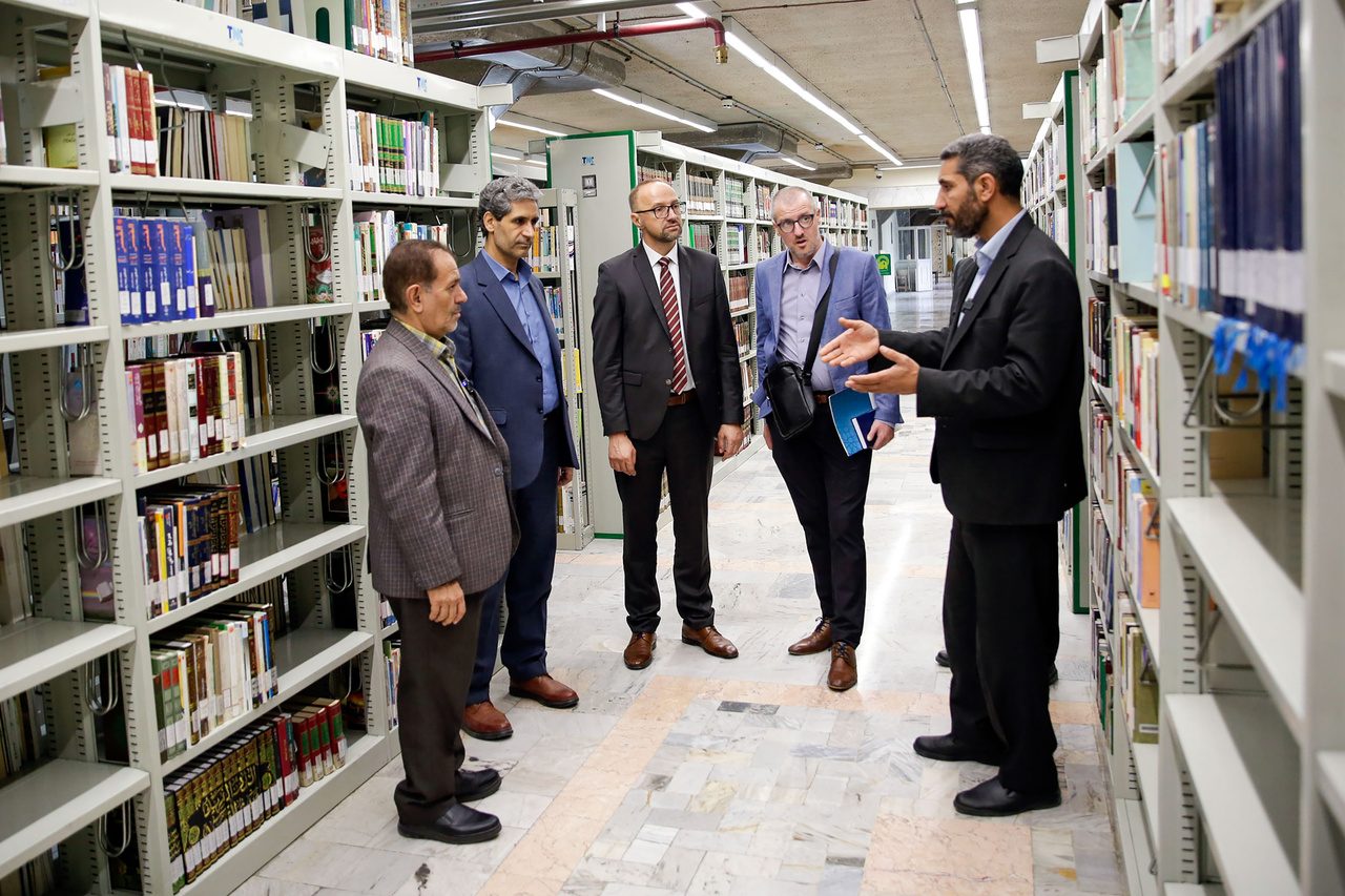 بازدید رئیس کتابخانه بوسنیوهرزگوین از کتابخانه رضوی + تصاویر