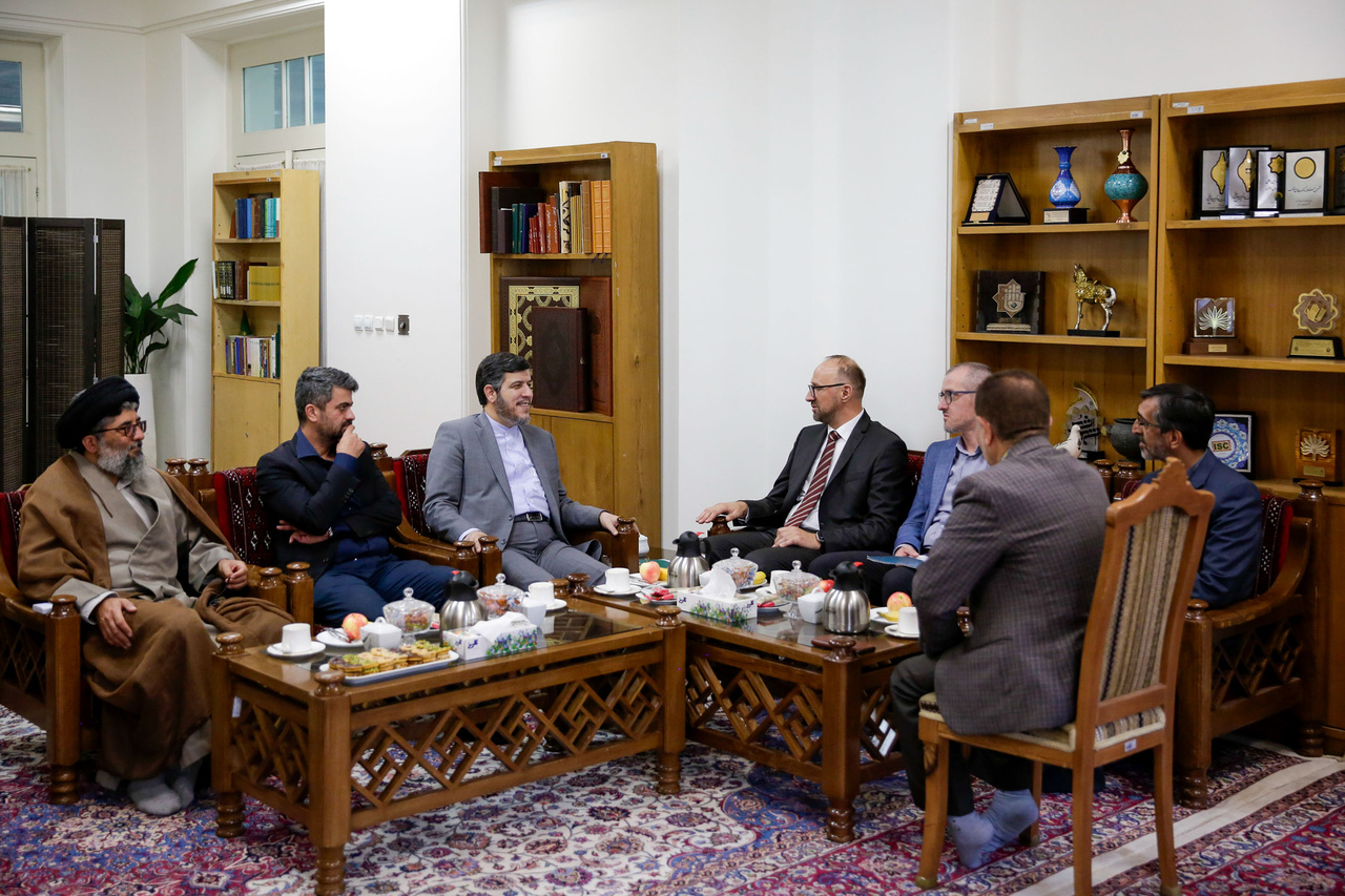 بازدید رئیس کتابخانه بوسنیوهرزگوین از کتابخانه رضوی + تصاویر