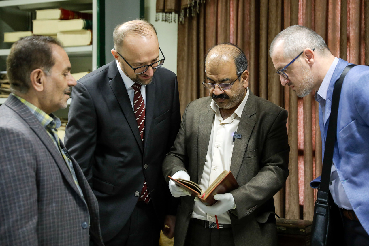 بازدید رئیس کتابخانه بوسنیوهرزگوین از کتابخانه رضوی + تصاویر