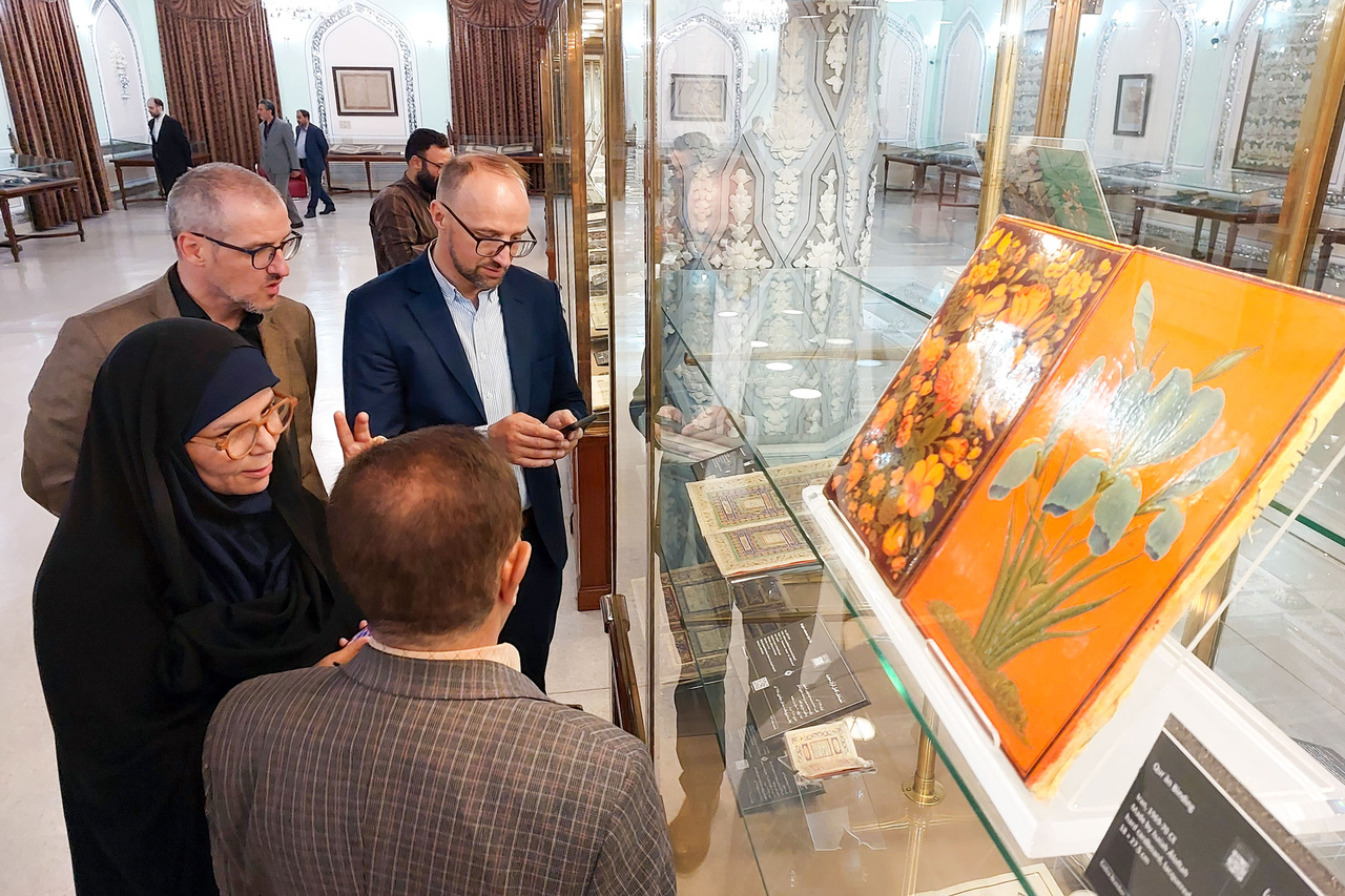 بازدید رئیس کتابخانه بوسنیوهرزگوین از کتابخانه رضوی + تصاویر