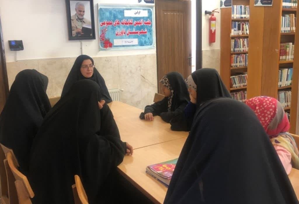 اهدای کتاب در تربتحیدریه/ نشست شاهنامهخوانی در بیدخت