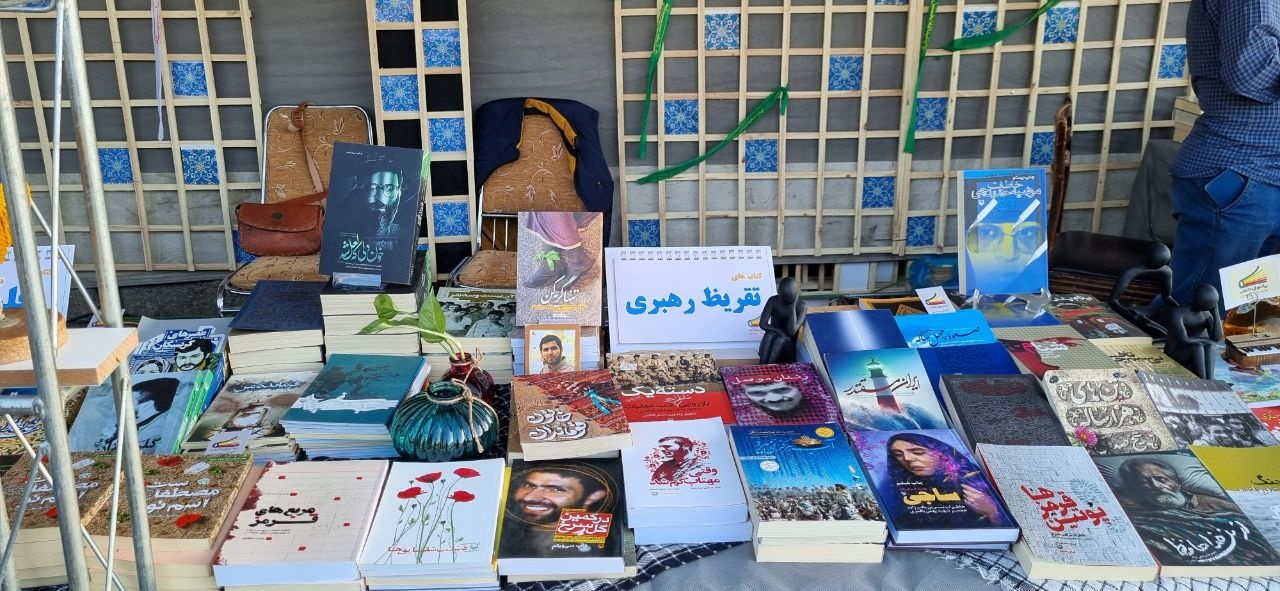 آغاز به کار نمایشگاه کتاب دفاع مقدس در همدان/ رونمایی ۱۰ عنوان کتاب صوتی