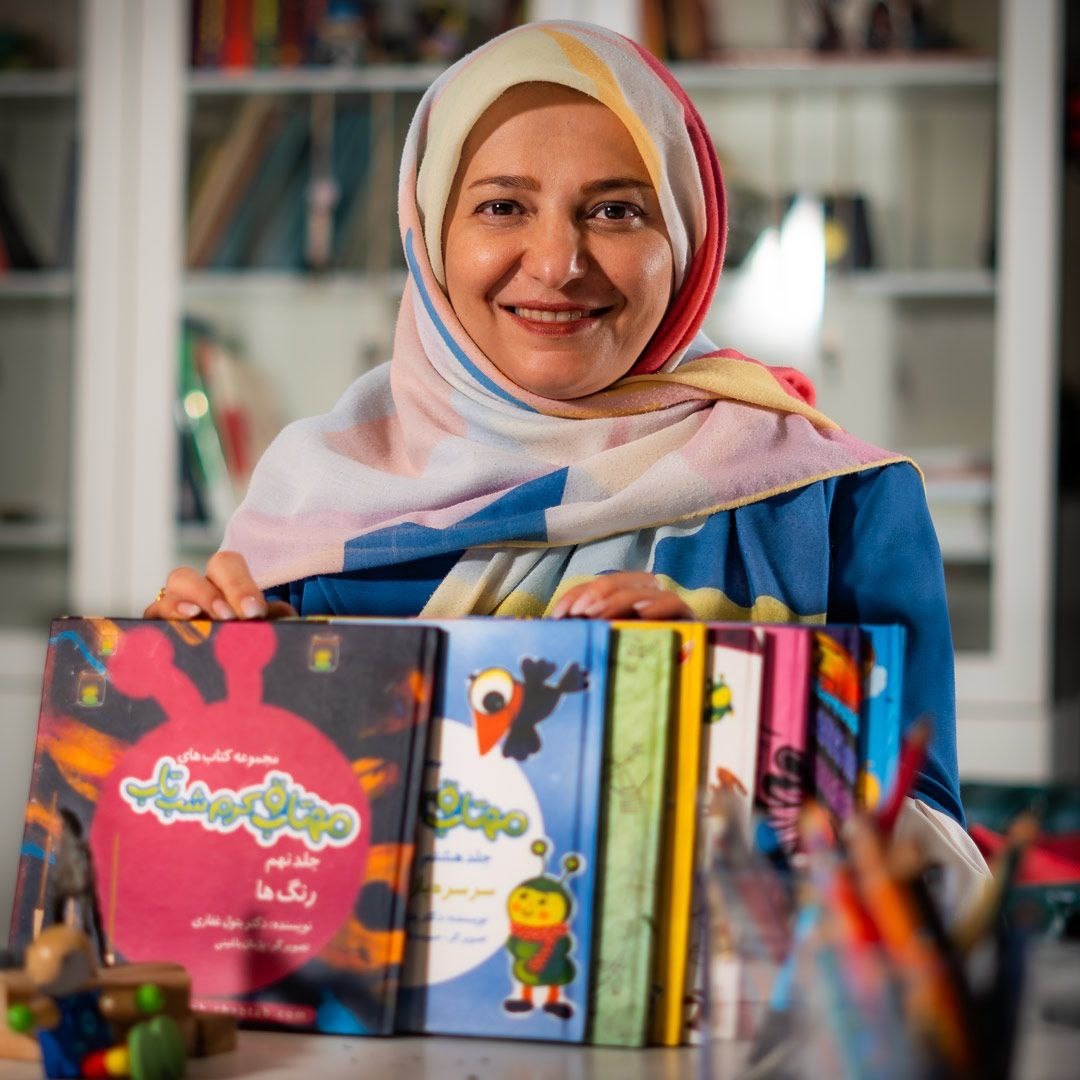 تلاش خَیر برای ترویج کتابخوانی در مدارس/ پزشک بیهوشی قلب کتاب ۱۰۰ جلدی تالیف کرد