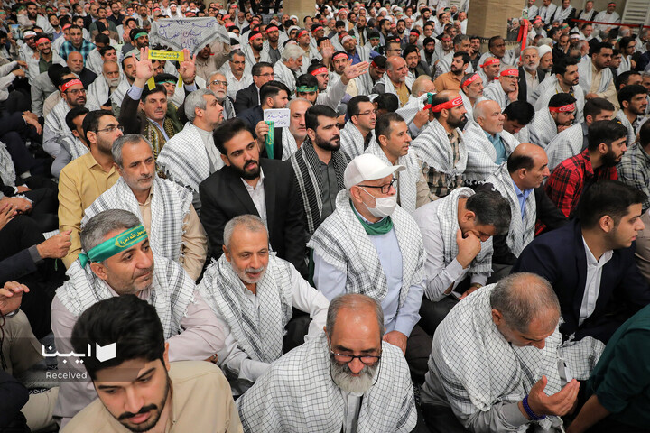 حضور جمعی از هنرمندان و مسئولان در دیدار با رهبر انقلاب