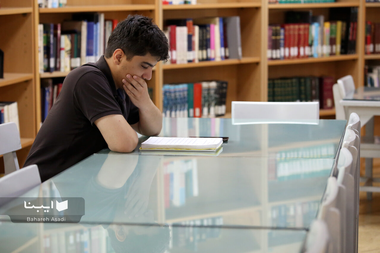 سالنِ مطالعه پر از جمعیت یعنی کتابخانه به ثمر نشسته است