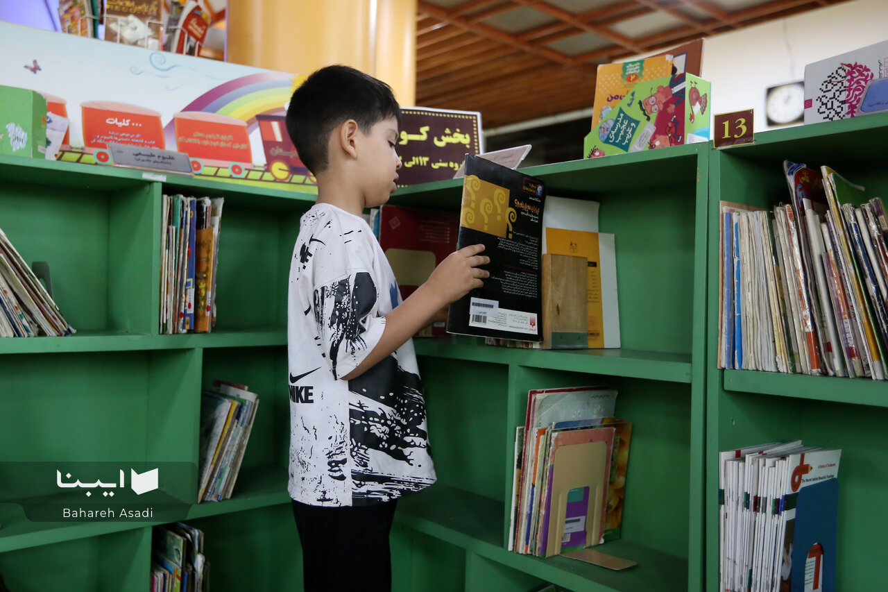 کودکان و نوجوانانی که دورِ درخت دانایی میگردند/ ۳۷۵۰ کتابیار کودک و نوجوان در کتابخانه فرهنگسرای خاوران